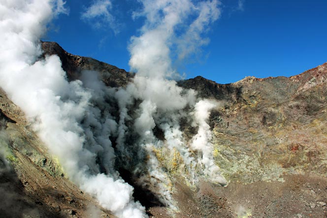 Фумаролы и пар в кратере вулкана Мутновский - туры и экскурсии на Камчатку