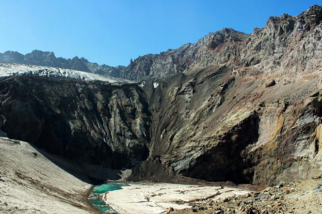 Озеро в кратере вулкана Мутновский - туры и экскурсии на камчатке